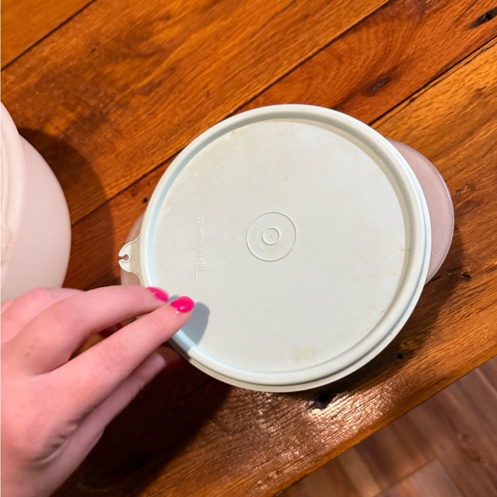 Tupperware container - Picture 3 of 3
